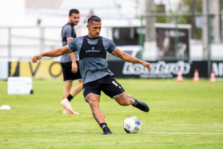 Volante Fernando Sobral com a bola em treino do Ceará no estádio Carlos de Alencar Pinto, em Porangabuçu