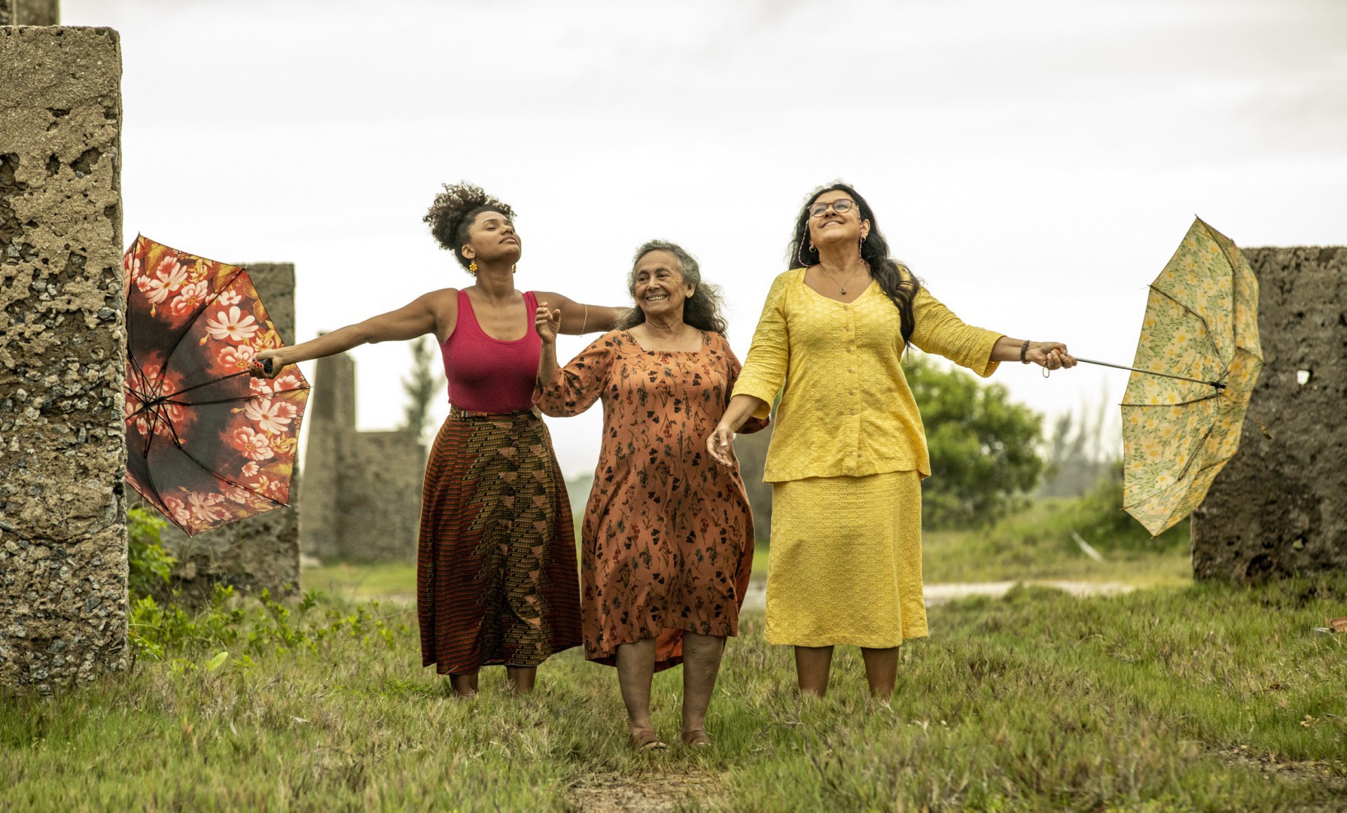 Lurdes (Regina Cas&eacute; ), Camila (J&eacute;ssica Ellen ) e Dona Maria (Zezita Matos ) caminham nas salinas