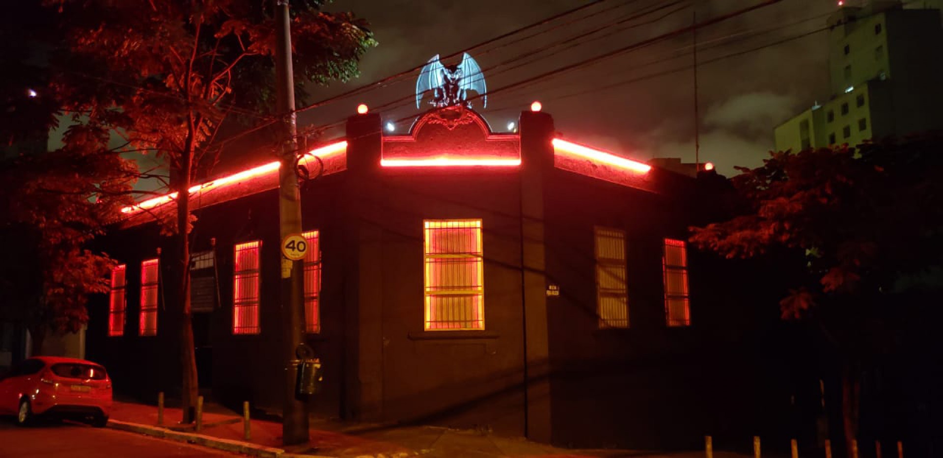 Acompanhe a agenda das transmissões ao vivo online - live - de artistas nacionais e internacionais para hoje, domingo, 14 de março (14/03); com lives diárias, DJs Gé Rodrigues e Ricardo Escudeiro, da casa noturna Madame Underground, são uma das atrações da noite