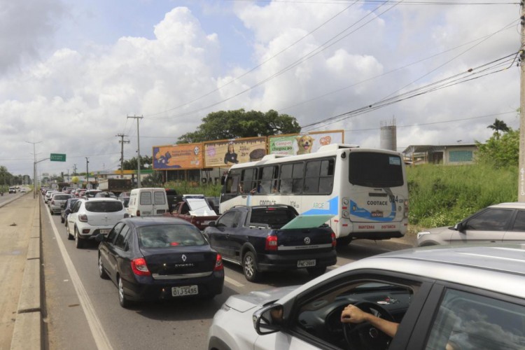 No 1º dia de isolamento social rígido, o chamado lockdown, a barreira sanitária entre Fortaleza e Eusébio registrou movimentação intensa. (Foto: Barbara Moira/O POVO) No 1º dia de isolamento social rígido, o chamado lockdown, a barreira sanitária entre Fortaleza e Eusébio registrou movimentação intensa. (Foto: Barbara Moira/O POVO)