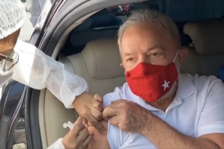 O petista recebeu a primeira dose contra a Covid-19 neste sábado, 13.