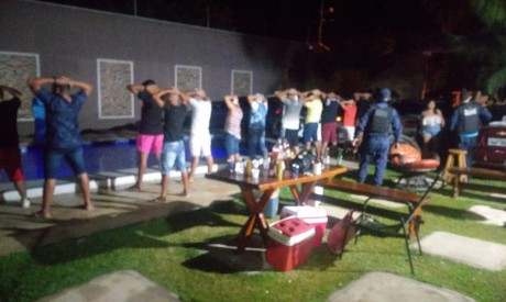 A aglomeração em Pacatuba, em pleno lockdown no Ceará, foi realizada em um sítio do município 