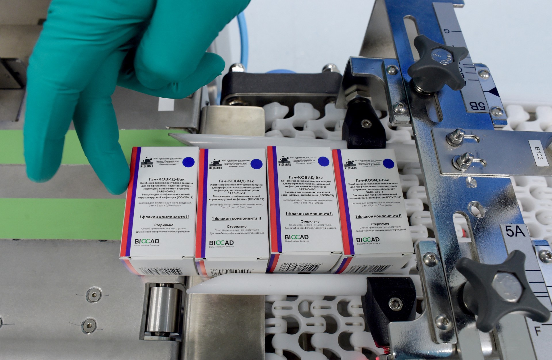 Produção da vacina Gam-COVID-Vac da Rússia contra a doença coronavírus (Covid-19) - registrada sob o nome comercial Sputnik V (Foto: Olga MALTSEVA / AFP)