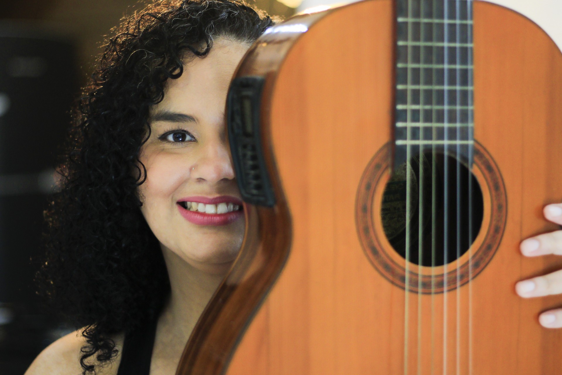 A cantora e instrumentista Mona Mendes é uma das artistas assistidas pelo Sindimuce (Foto: Barbara Moira)