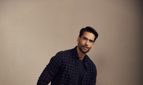 T-shirt azul marinho, camisa social xadrez, calça preta e tênis preto 