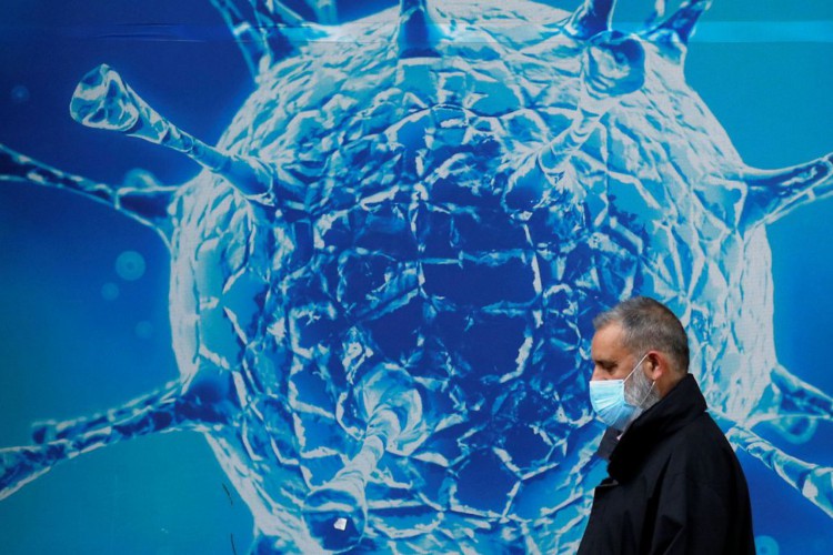 Ilustração do coronavírus em Oldham, no Rei.03/08/2020.REUTERS/Phil Noble