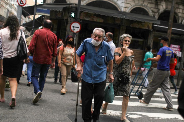 People walk around the Saara street market, amid the outbreak of the coronavirus disease (COVID-19), in Rio de Janeiro, Brazil November 19, 2020. Picture taken November 19, 2020.   REUTERS/Pilar Olivares (Foto: Reuters/Pilar Olivares/)