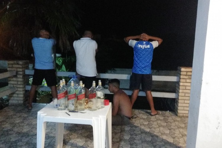 Polícia encerra festa com cerca de 20 pessoas aglomeradas na Prainha, em Aquiraz