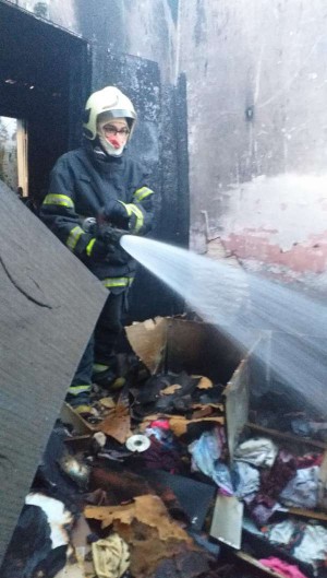 500 litros de água foram usados para fazer rescaldo e resfriamento do imóvel. (Foto: Divulgação/Corpo de Bombeiros)