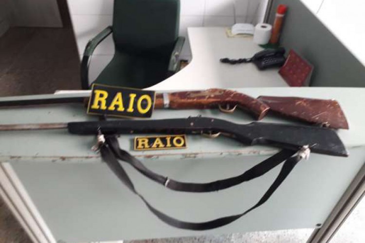 A Polícia Militar prendeu um homem suspeito de atirar contra cachorro do vizinho em Granja