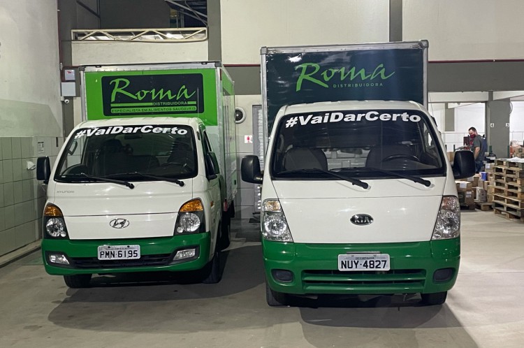 Roma Distribuidora adesivou a frota de caminhões com a frase #VaiDarCerto