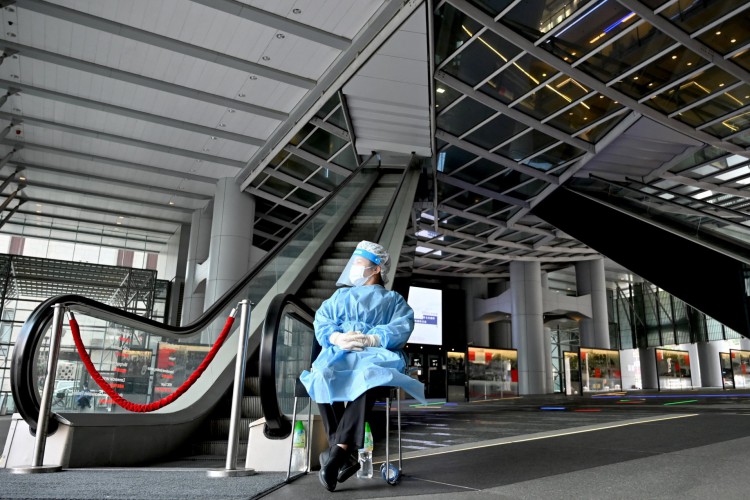 Trabalhador guarda entrada do banco HSBC em Hong Kong após três pessoas testarem positivo para Covid-19 em março de 2021