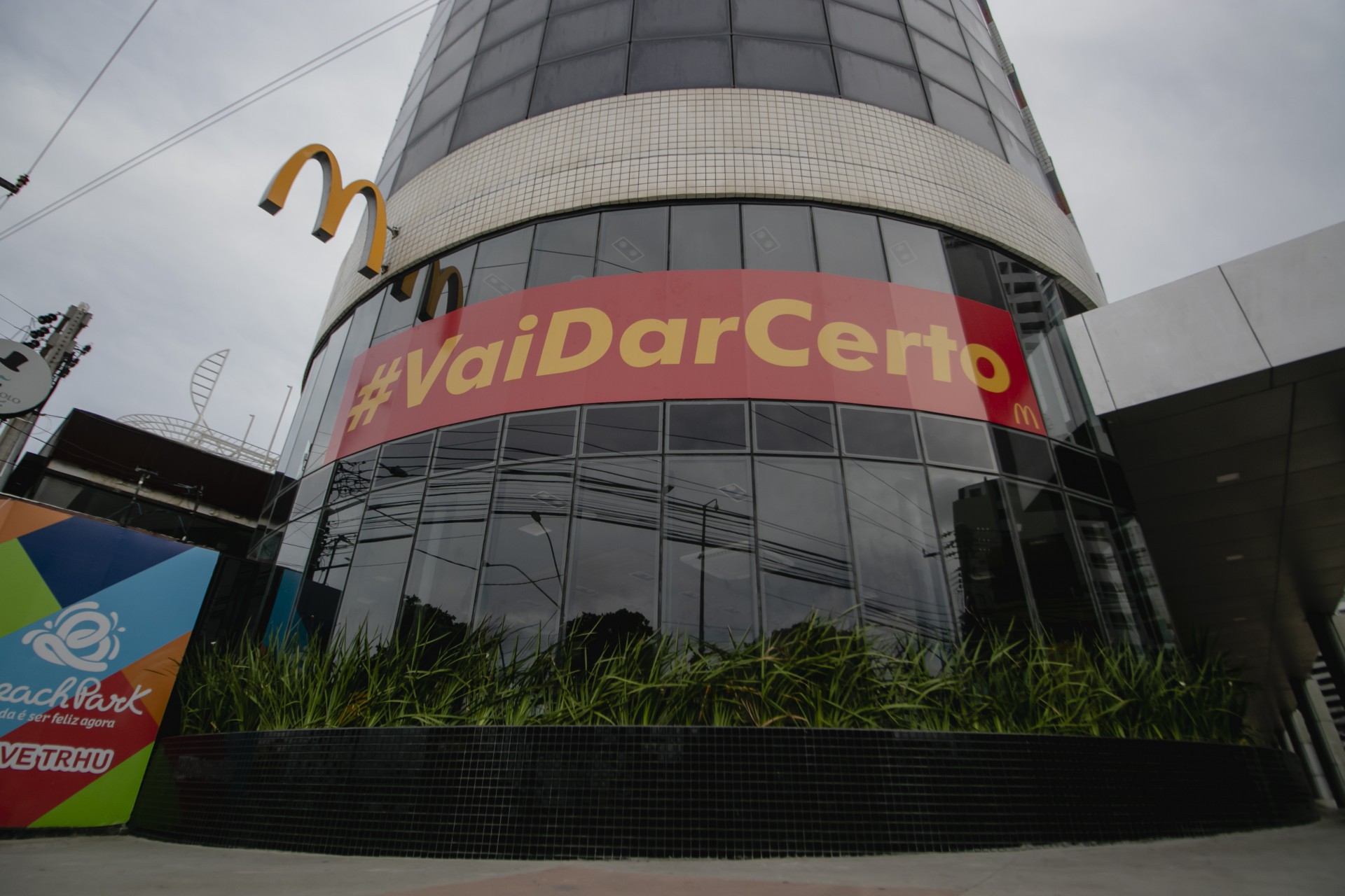 Franquia do McDonald's aderiu à campanha e mandou adesivar lojas (Foto: Aurelio Alves)