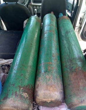 Quatro homens portavam três cilindros de oxigênio