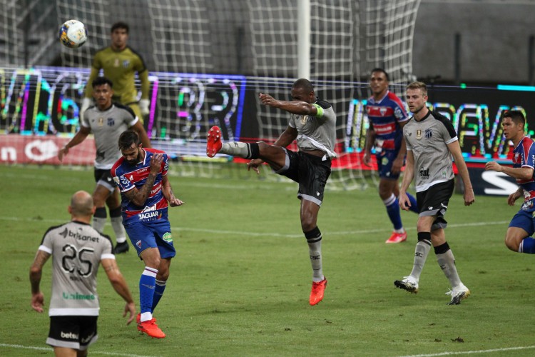 Entre os jogos deste sábado, 15, destaque para o Clássico-Rei, válido pela sexta rodada da segunda fase do Campeonato Cearense (Foto: FABIO LIMA)