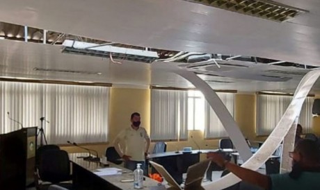 Parte do forramento do teto da Câmara Municipal de Quixadá cedeu na manhã desta quarta-feira, 24. 
