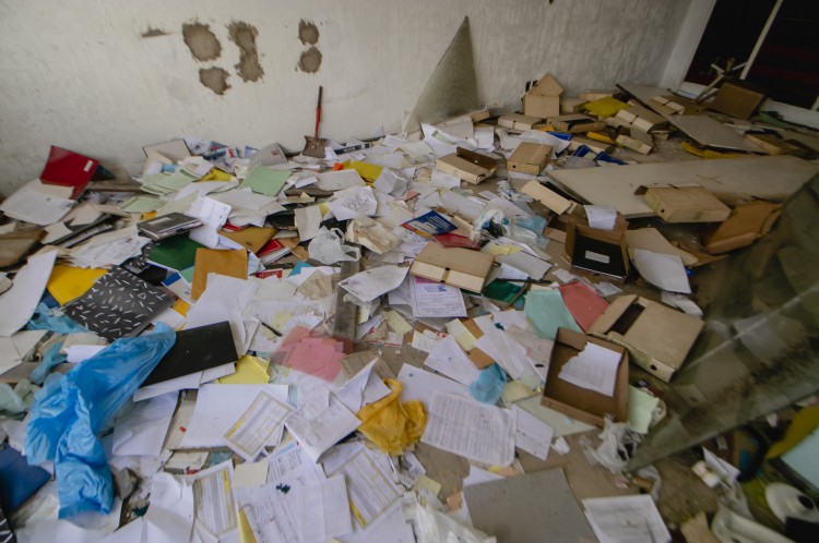 Pilha de documentos no segundo andar da torre principal do Edifício São Pedro