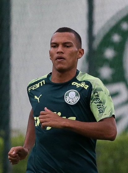 O mais caro atuando no  Brasil é Gabriel Veron,  18, do Palmeiras:  25 milhões de euros. É o 269º no ranking mundial.