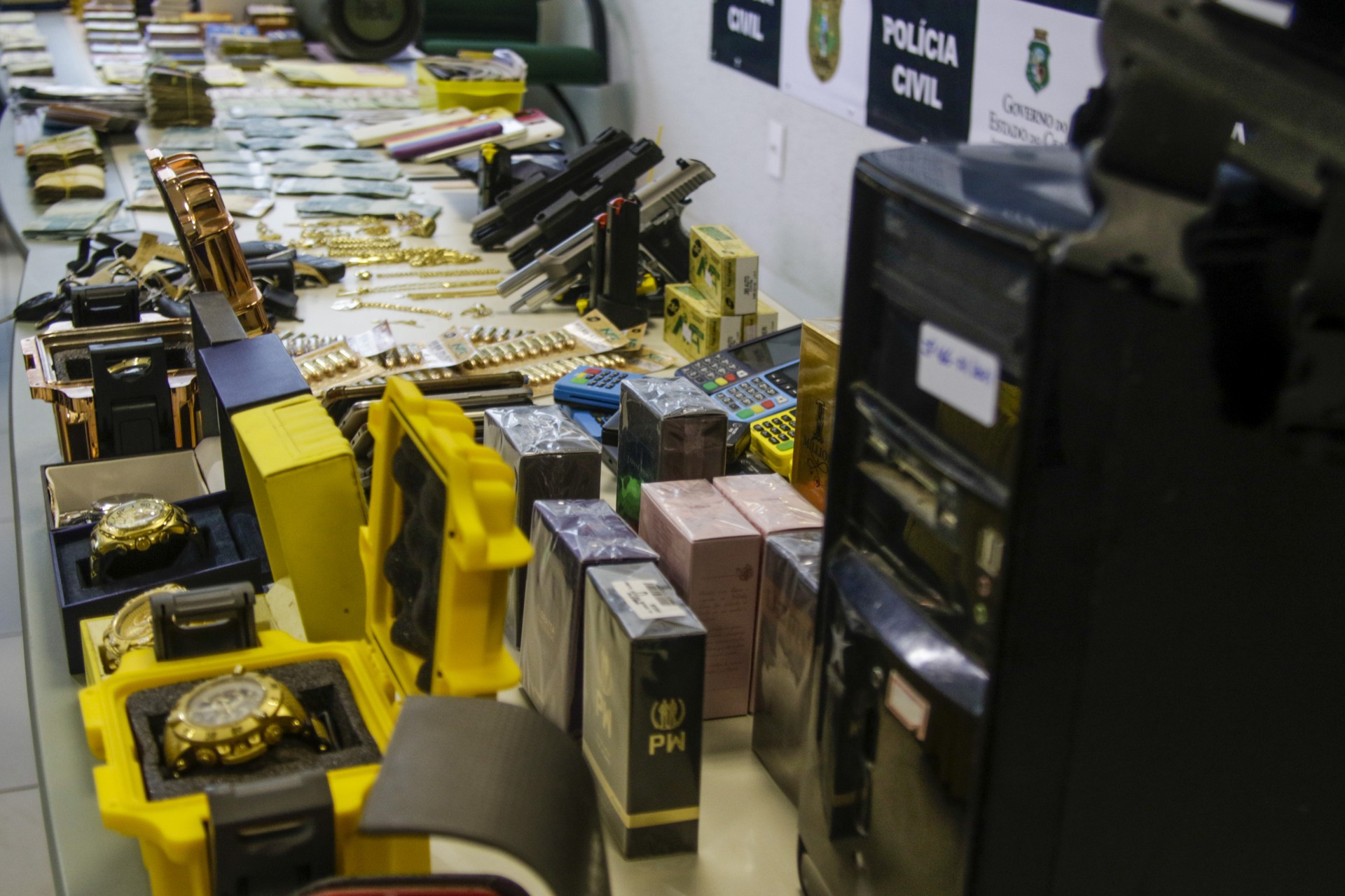 FORTALEZA, CE, BRASIL, 24.03.2021:  Coletiva da Polícia Civil do Estado do Ceará (PCCE) na sede do DENARC.  Operação na cidade de Itapipoca  desarticulou um grupo criminoso envolvido em crimes de estelionato, falsa identidade, falsidade ideológica e lavagem de dinheiro. (Foto: Thais Mesquita/OPOVO) (Foto: Thais Mesquita)