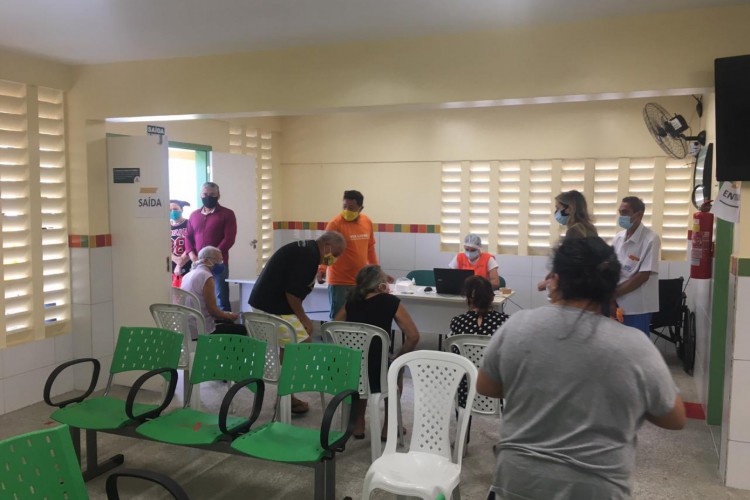 Vacinação na manhã desta quinta-feira, 25.