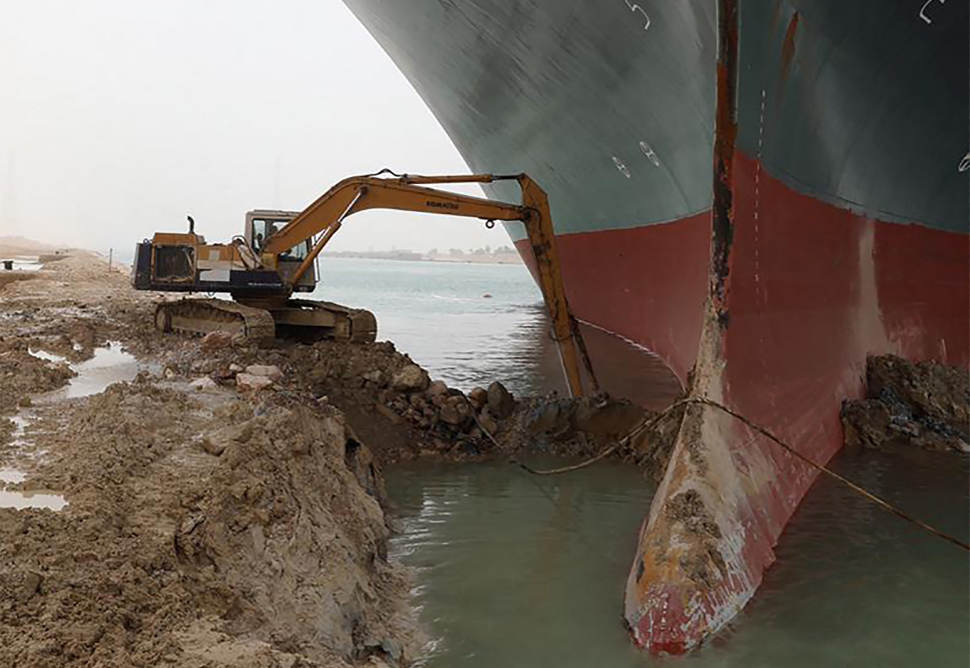  O EVER GIVEN, de propriedade de Taiwan, um navio de 400 metros (1.300 pés) de comprimento e 59 metros de largura, alojado de lado e impedindo o tráfego através da via navegável do Canal de Suez
 (Foto:  Suez CANAL / AFP)