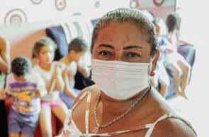 Fortaleza, Ce, BR 26.03.21- Na foto: Ana Célia, mãe de familia que teve sua renda drasticamente abalada pela pandemia da covid-19 (Foto: Fco Fontenele/O POVO)