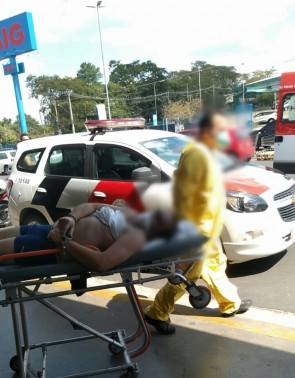 Homem foi levado de volta ao hospital de ambulância