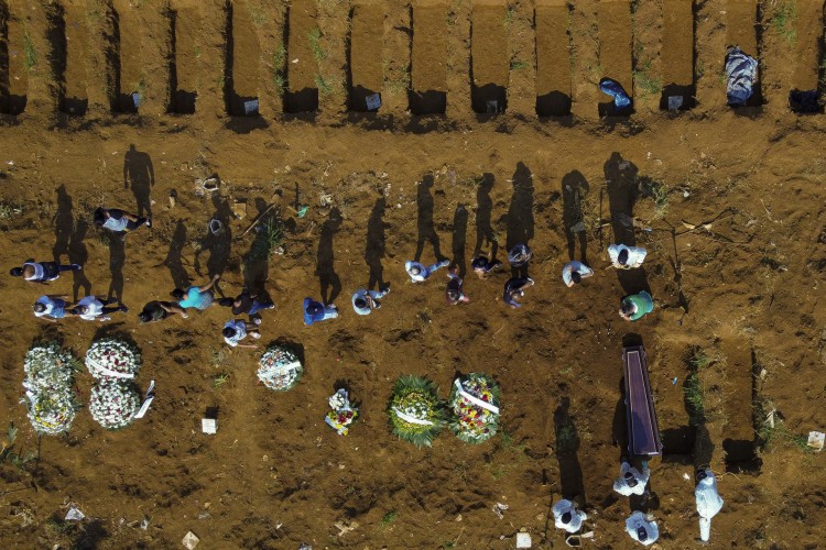 Vista aérea de um enterro no cemitério de Vila Formosa durante a pandemia de coronavírus COVID-19, em São Paulo.  (Foto: Miguel SCHINCARIOL / AFP)