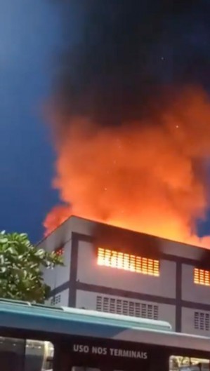 Incêndio em prédio no bairro Antônio Bezerra (Foto: Reprodução WhatsApp) Incêndio em prédio no bairro Antônio Bezerra (Foto: Reprodução WhatsApp)