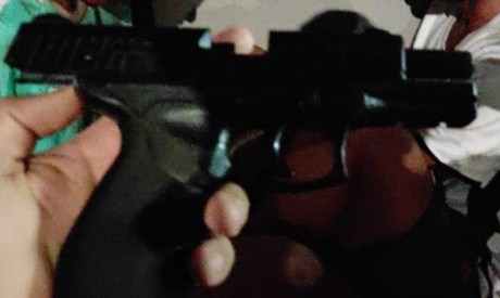 A Polícia apreendeu um simulacro de pistola e um aparelho celular com os suspeitos 