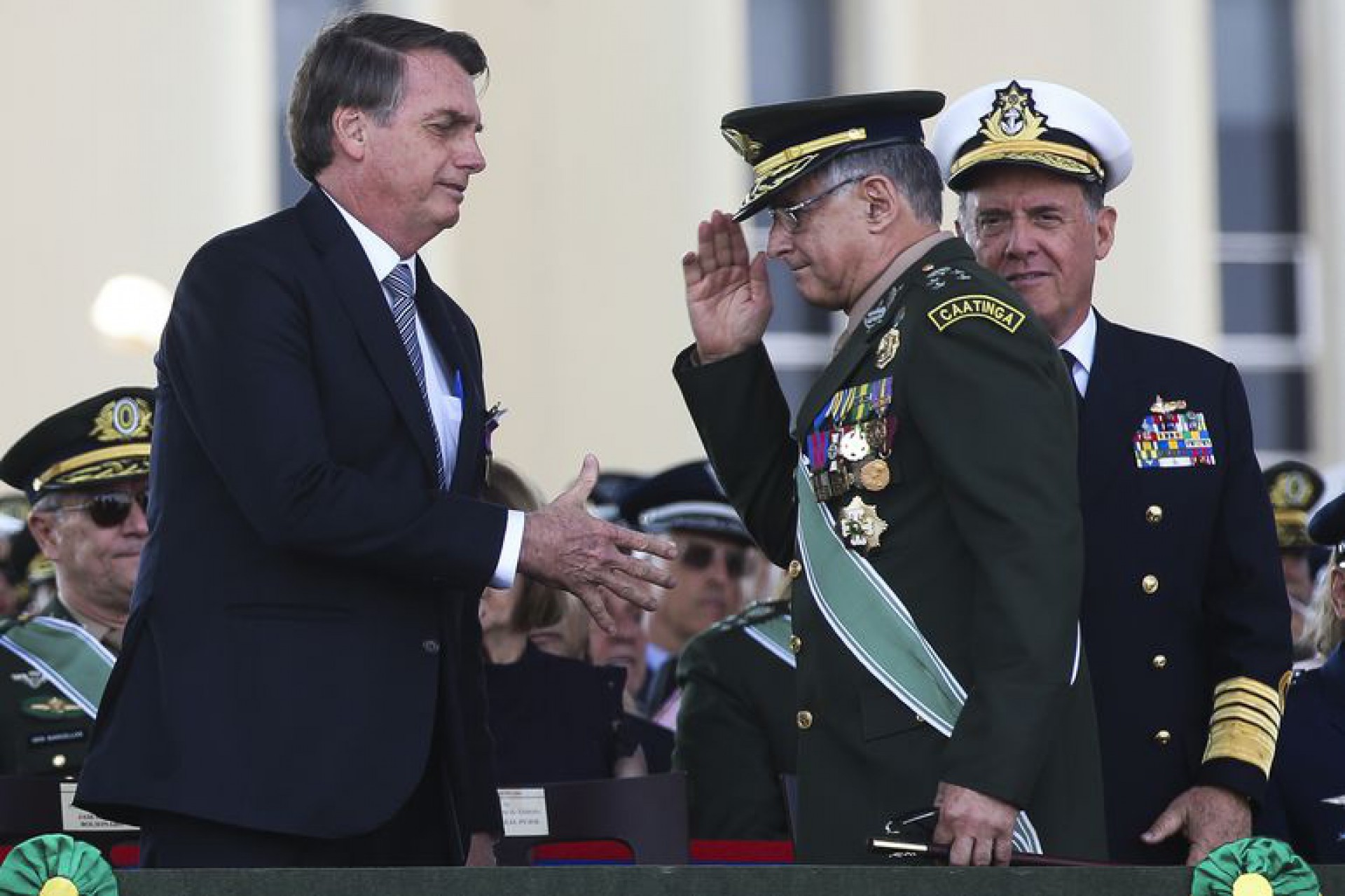 Jair Bolsonaro cumprimenta o comandante do Exército Edson Pujol, um dos demitidos ontem (Foto: Antonio Cruz/Agência Brasil)