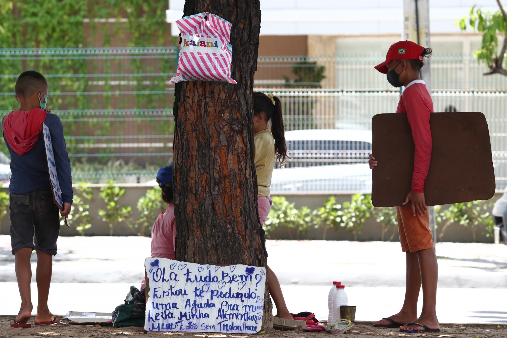Pessoas pedindo dinheiro na avenida Engenheiro Santana Júnior (Foto: FOTOS FABIO LIMA)