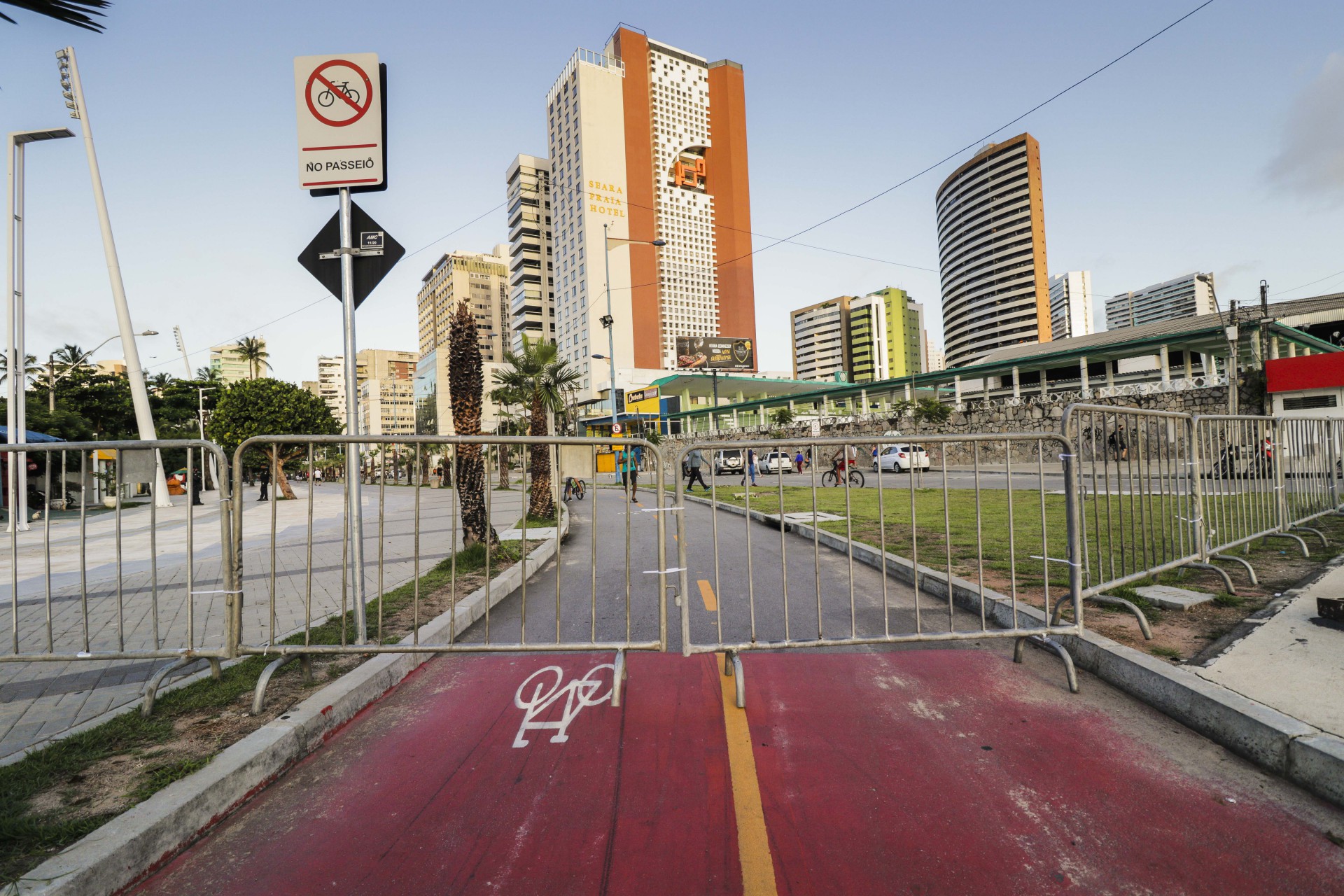 Fortaleza, Ce, BR 01.04.21- Prefeitura instala barreiras para evitar que pessoas transitem na Av. Beira Mar durante o lockdown decretado pelo governo do estado para conter a epidemia do coronavirus (Foto: Fco Fontenele/O POVO)