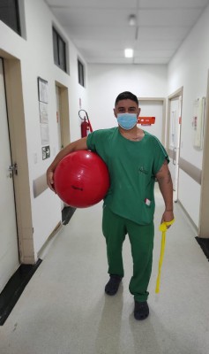 Roni Rodrigues trabalha na UTI, um lugar de cura, e se apega &agrave; f&eacute; como amuleto