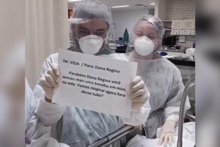 Roni e equipe de profissionais de saúde dão a notícia da retirada do tubo