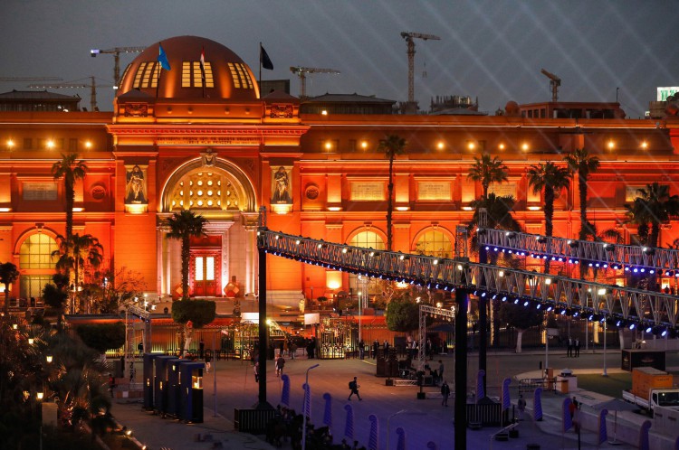 O Museu Egípcio, na Praça Tahrir do Cairo, é iluminado antes do desfile