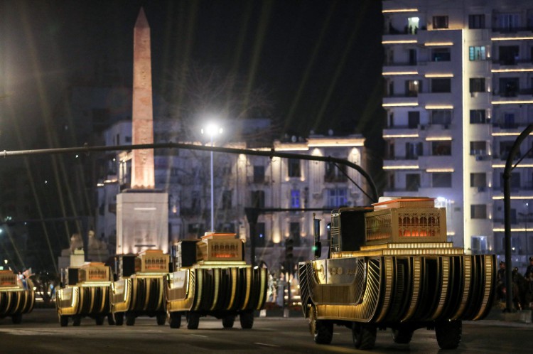 As carruagens passam pelo Obelisco de Ramsés II ao longo da Praça Tahrir enquanto partem do Museu Egípcio no centro do Cairo