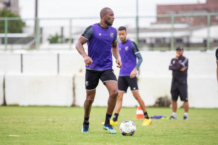 Zagueiro Luiz Otávio com a bola em treino do Ceará no estádio Carlos de Alencar Pinto, em Porangabuçu