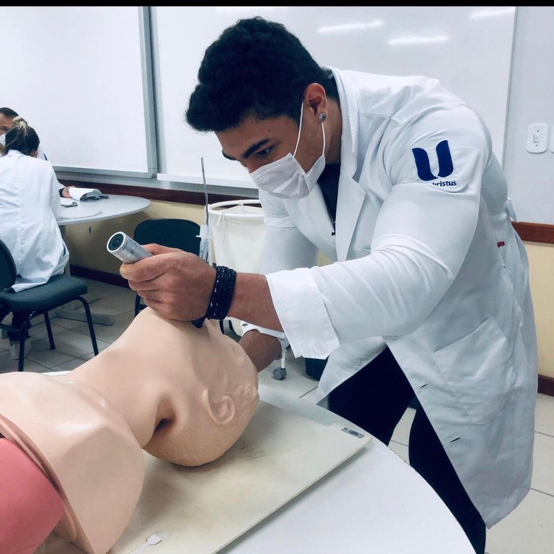 Anderson está no segundo ano do curso de Medicina. 