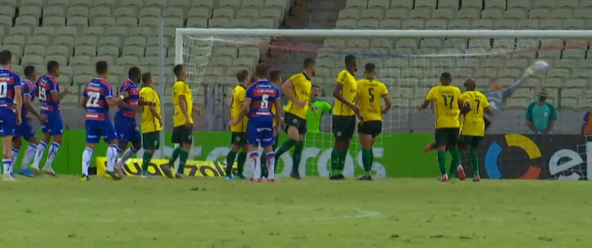 Pikachu cobra falta e marca o único gol da partida, na vitória do Fortaleza sobre o Ypiranga (Foto: REPRODUÇÃO)