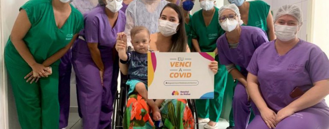 No colo da mãe, João Miguel, deixou o Hospital da Mulher depois de se recuperar da Covid-19 (Foto: Marcel Vital)