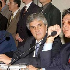 O delator do mensalão, Roberto Jefferson, prestou depoimento à CPI dos Correios, em 30 de junho de 2005, com um olho roxo, inchado e com 12 pontos.