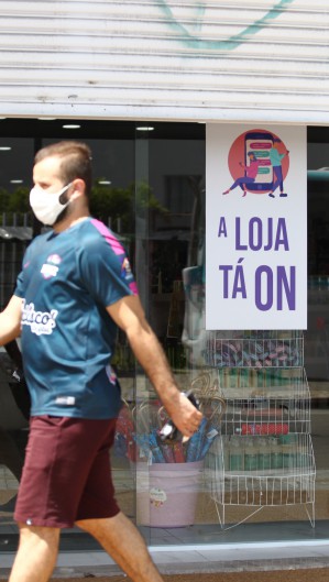 "A loja tá on" com portão semiaberto, na Paranbaga, durante o lockdown (Foto: FABIO LIMA) "A loja tá on" com portão semiaberto, na Paranbaga, durante o lockdown (Foto: FABIO LIMA)