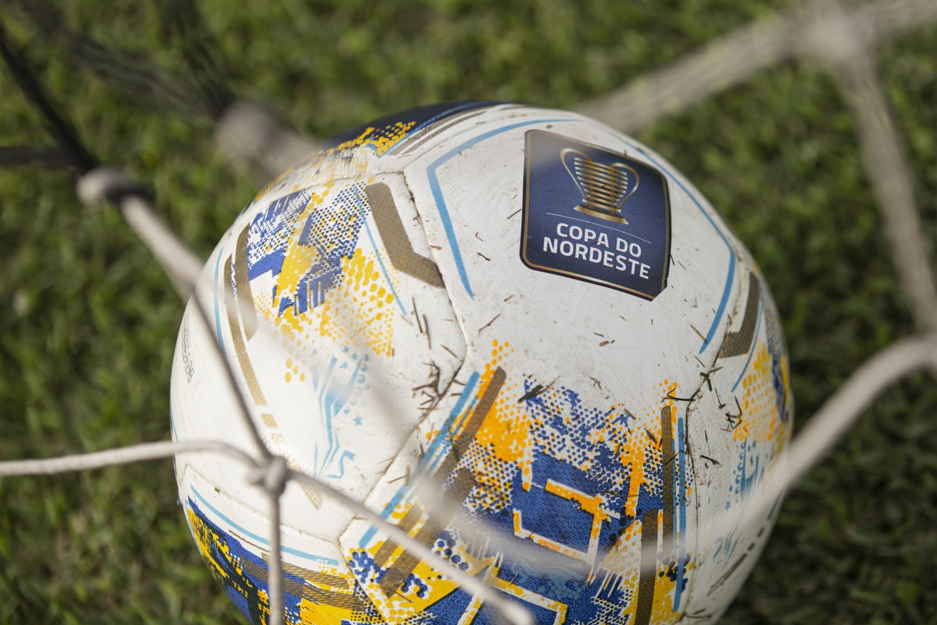 Bola da Copa do Nordeste 2021 no gramado (Foto: Divulgação/Ceará SC)