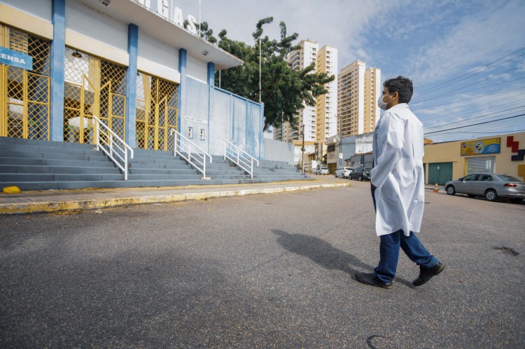 Thomas Feitosa em visita ao Estádio Presidente Vargas fechado por causa da pandemia do coronavirus  (Foto: FCO FONTENELE)