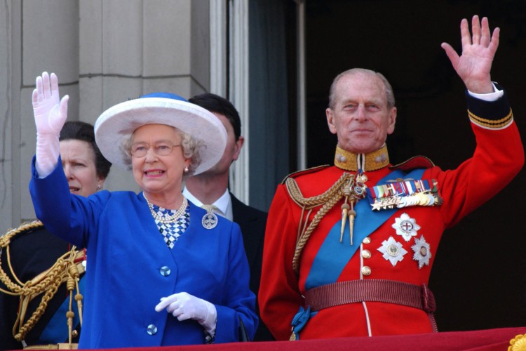 Neste arquivo, foto tirada em 14 de junho de 2003, a Rainha Elizabeth II (L) da Grã-Bretanha e o Príncipe Philip da Grã-Bretanha, duque de Edimburgo (R) acenam da varanda do Palácio de Buckingham em Londres, durante uma passagem aérea para a tropa da cor