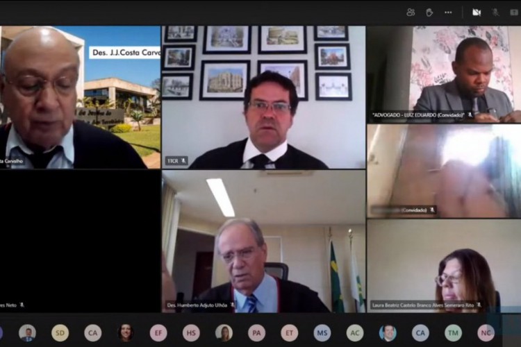 Advogado aparece tomando banho durante sessão do Tribunal de Justiça do DF.