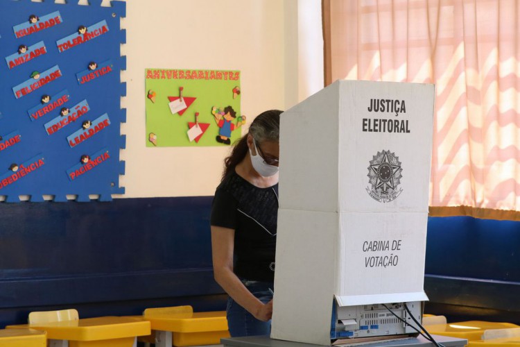 São Paulo - Movimento de eleitores na 250ª Zona Eleitoral da Lapa, localizada na Escola Heitor Garcia, durante as eleições municipais. (Foto: Rovena Rosa/Agência Brasil)