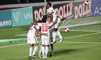 Jogadores do São Paulo comemoram gol no jogo contra o Red Bull Bragantino, no Morumbi, pelo Campeonato Paulista