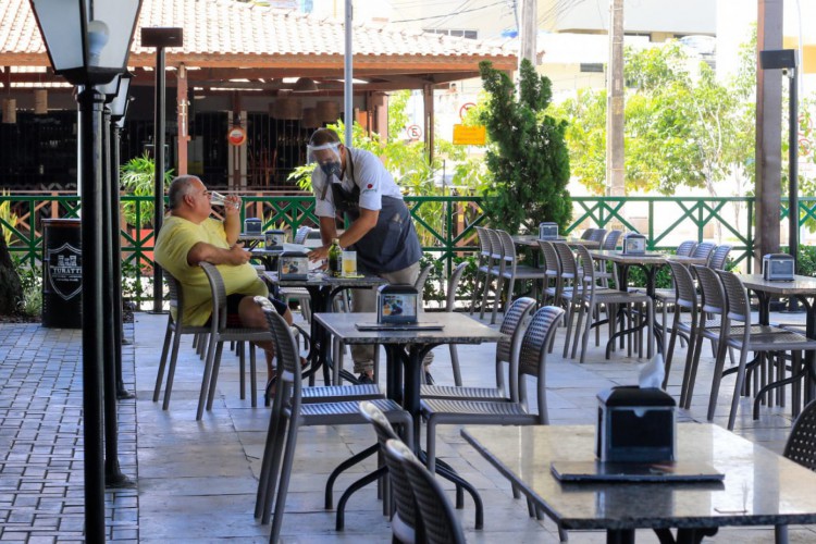 Retorno das atividades dos restaurantes em Fortaleza é lento e sofre influência de empresas e comércios próximos 